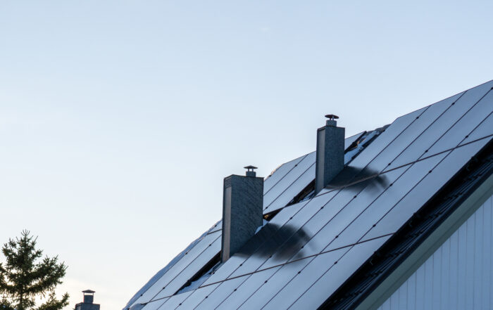 Solceller på tak i solnedgång. PPAM Solkraft