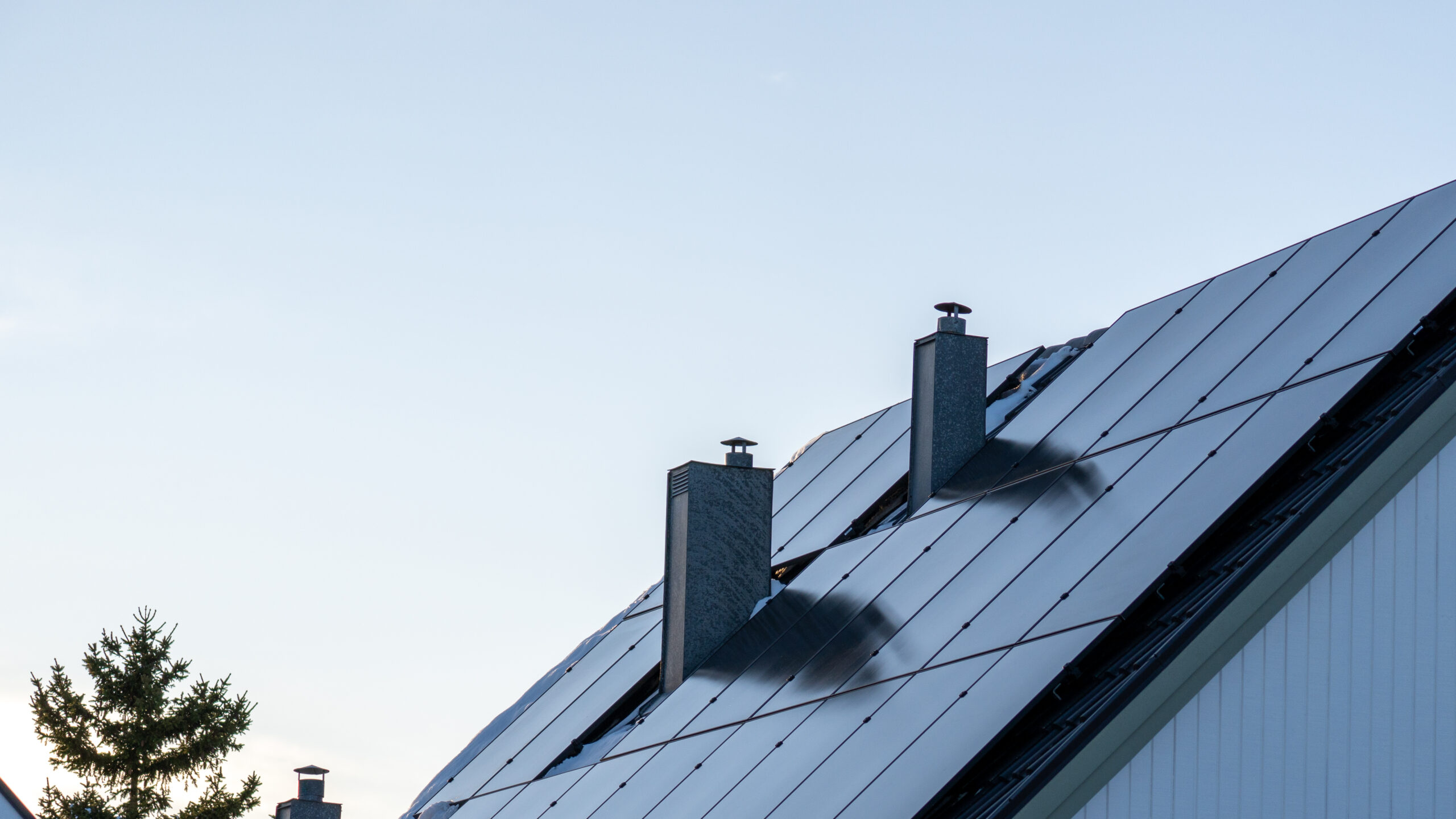 Solceller på tak i solnedgång. PPAM Solkraft