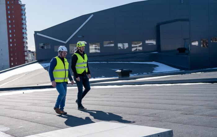 Mats Ström och Per Hammarström på taket i Rosvalla inför solcellsinstallation.
