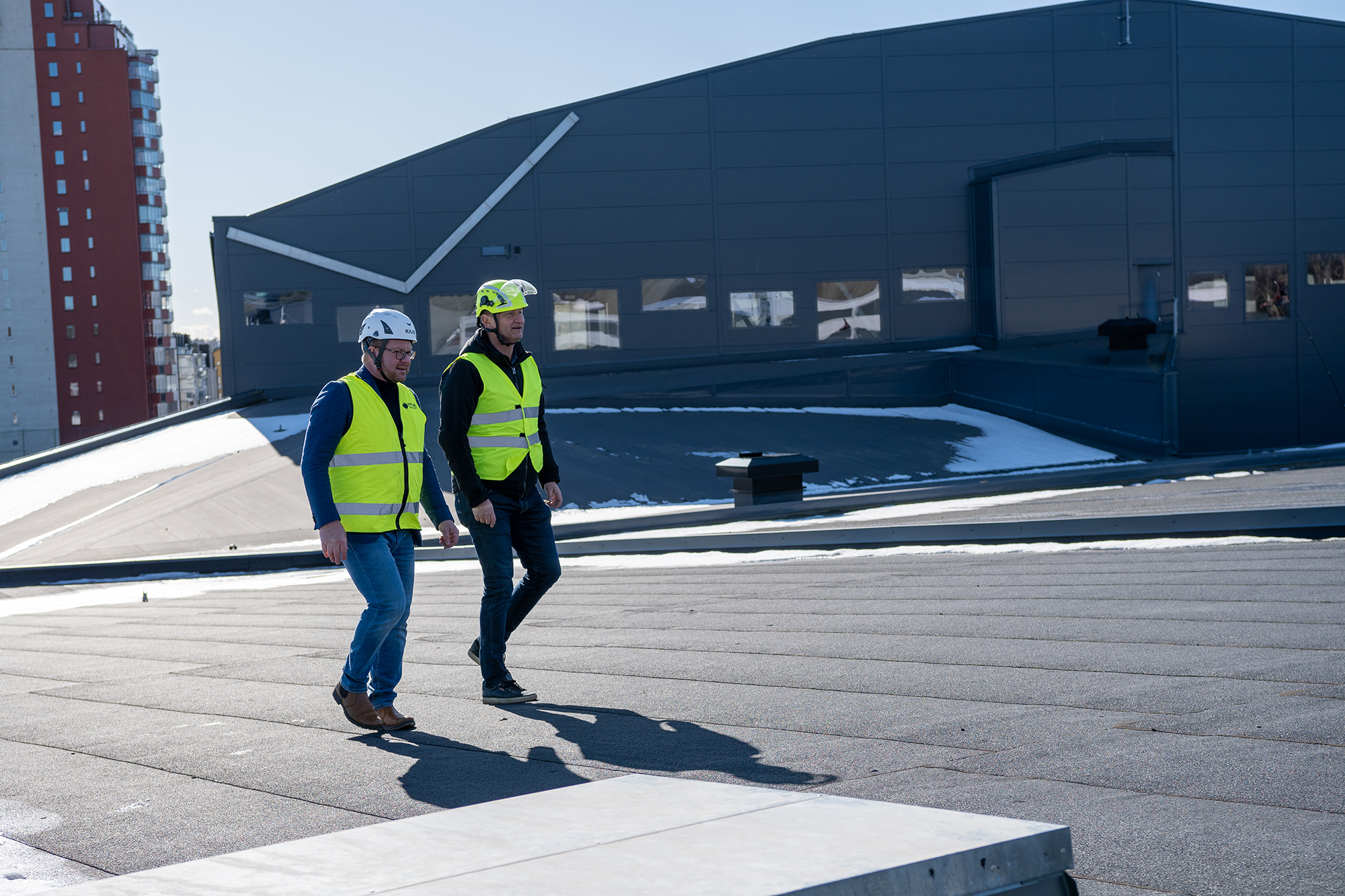 Mats Ström och Per Hammarström på taket i Rosvalla inför solcellsinstallation