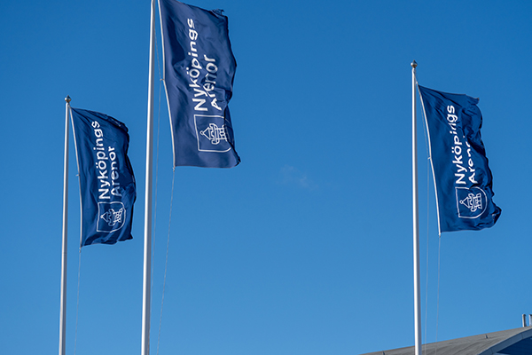 Flaggor med Nyköpings Arenor vajar utanför Rosvalla